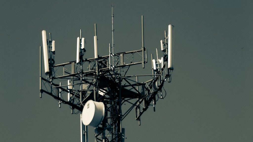Telecommunications tower with wireless antennas